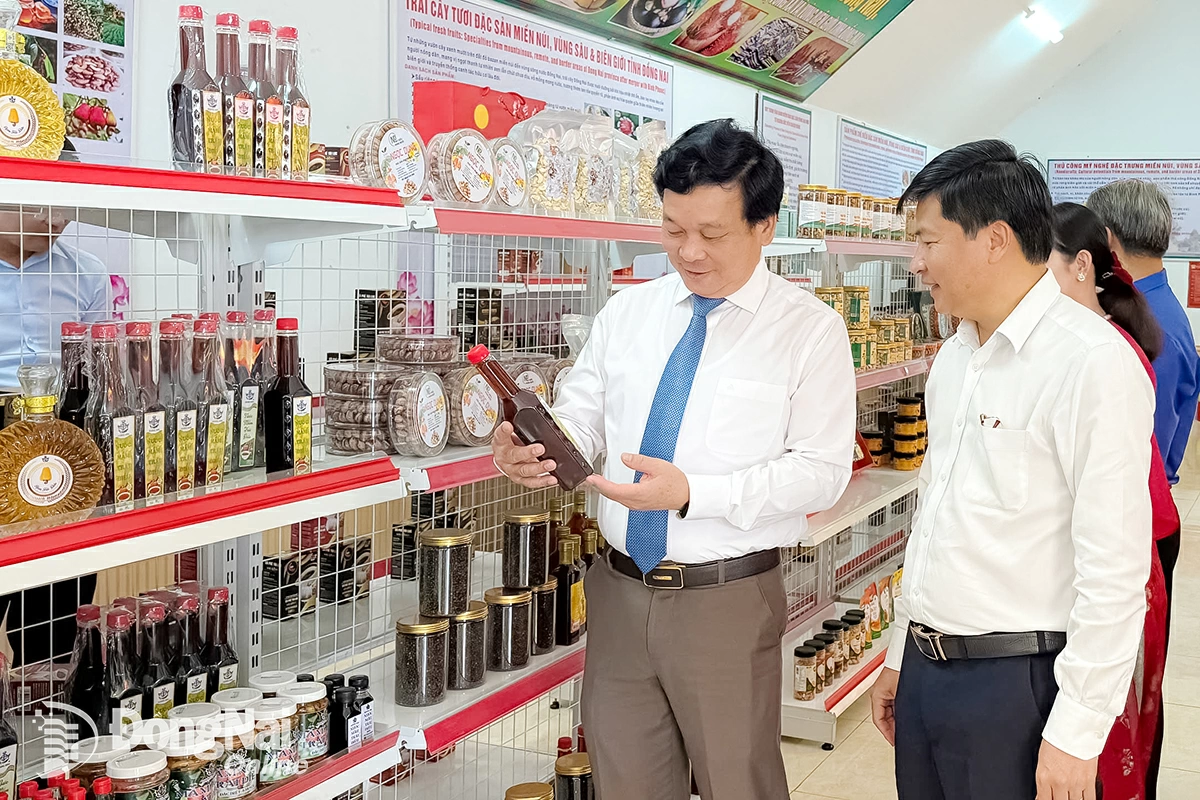 Đại biểu tham quan điểm b&aacute;n c&aacute;c mặt h&agrave;ng đặc sản, đặc trưng miền n&uacute;i, v&ugrave;ng s&acirc;u, v&ugrave;ng xa v&agrave; v&ugrave;ng bi&ecirc;n giới tr&ecirc;n địa b&agrave;n tỉnh. Ảnh: Ngọc Thuận