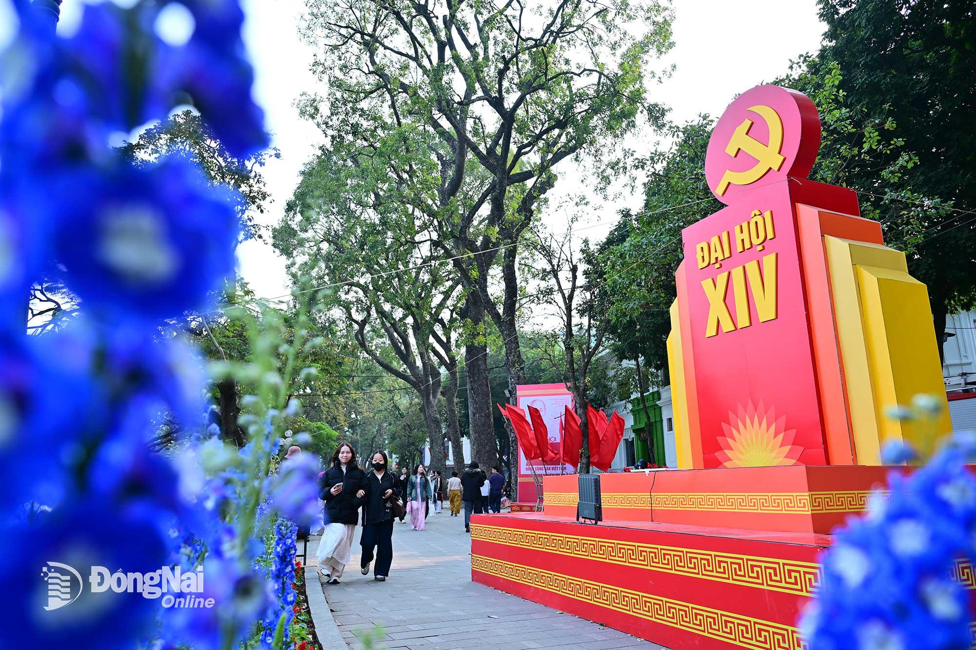 Người d&acirc;n thủ đ&ocirc; vui mừng ch&agrave;o đ&oacute;n Đại hội XIV.&nbsp;Ảnh: C&ocirc;ng Nghĩa  