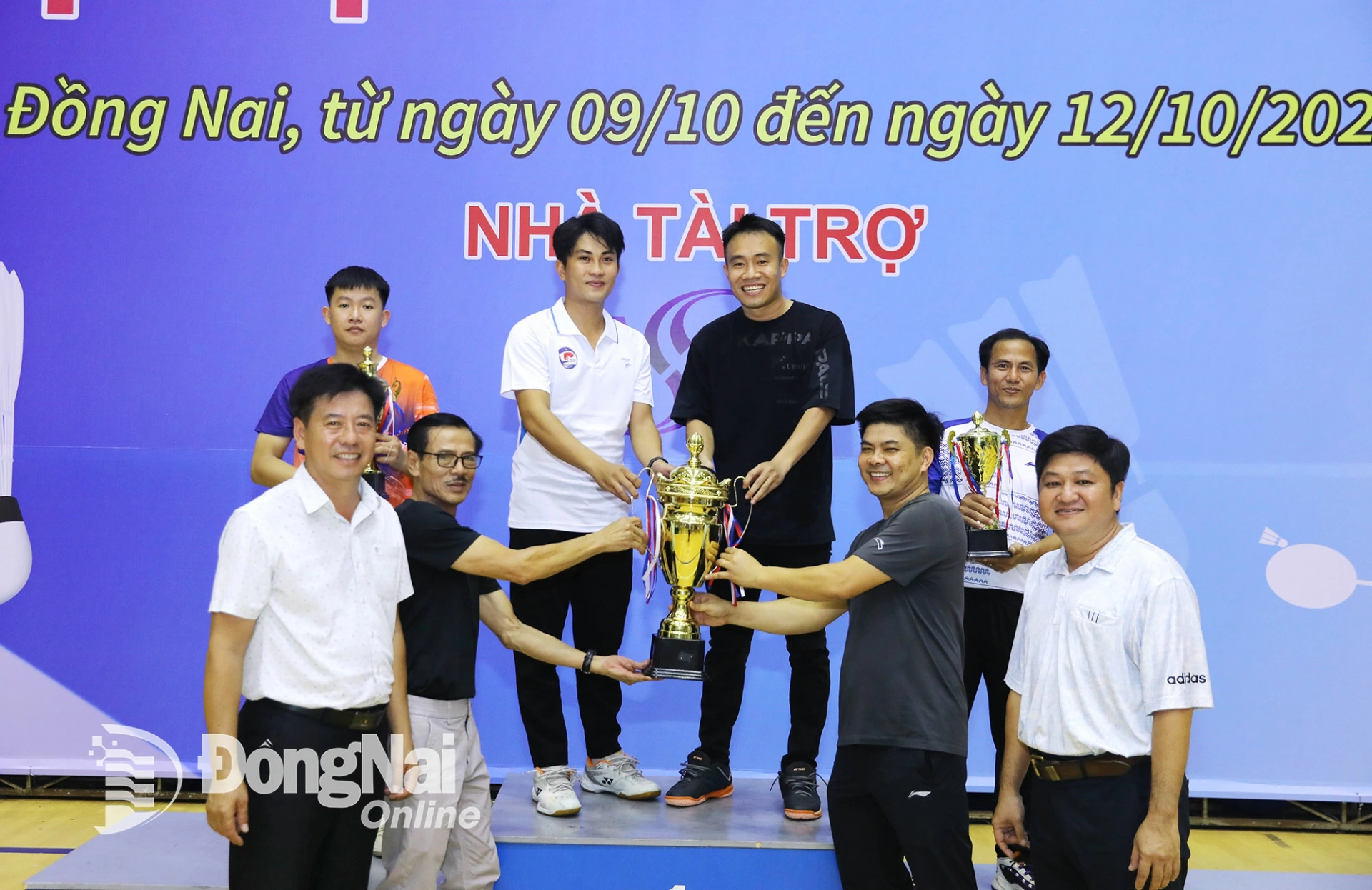 Ban tổ chức trao giải cho Câu lạc bộ cầu lông Tân Phú dẫn đầu toàn đoàn. Ảnh: Huy Anh