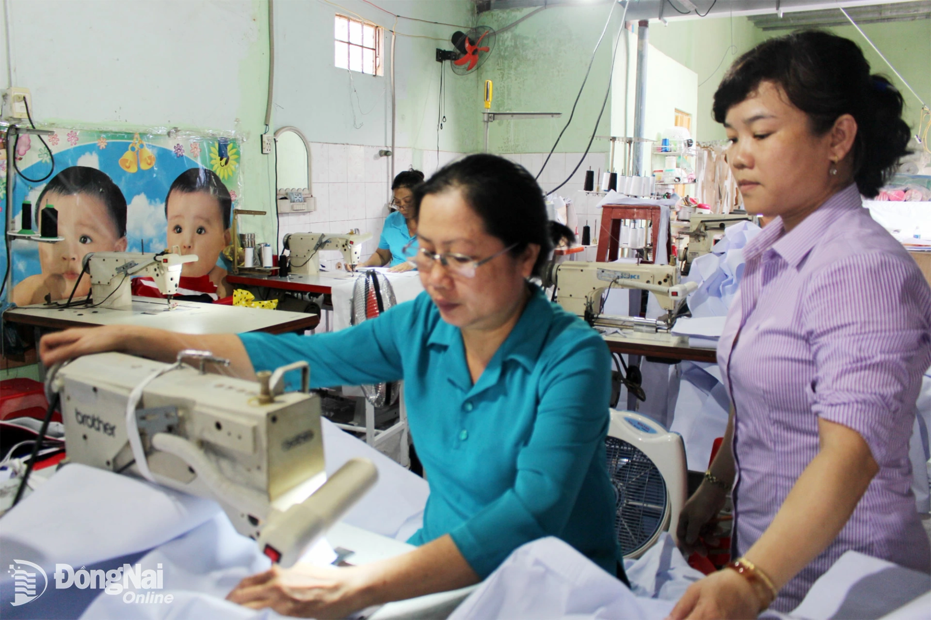 Sản xuất gia công tại một cơ sở ở phường Trảng Dài, tỉnh Đồng Nai gặp khó khăn về lao động khi nhiều người “nhảy” việc. Ảnh: Đ. PHÚ