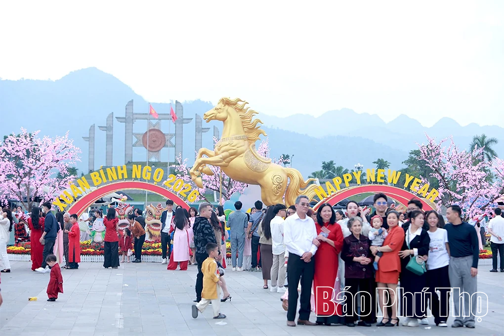 Người dân Phú Thọ rộn ràng du Xuân đầu năm