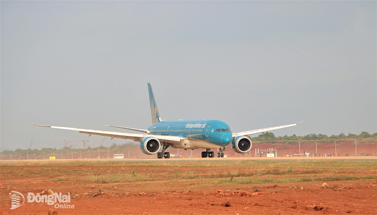 Máy bay hạ cánh xuống đường băng số 1 Sân bay Long Thành. Ảnh: Phạm Tùng