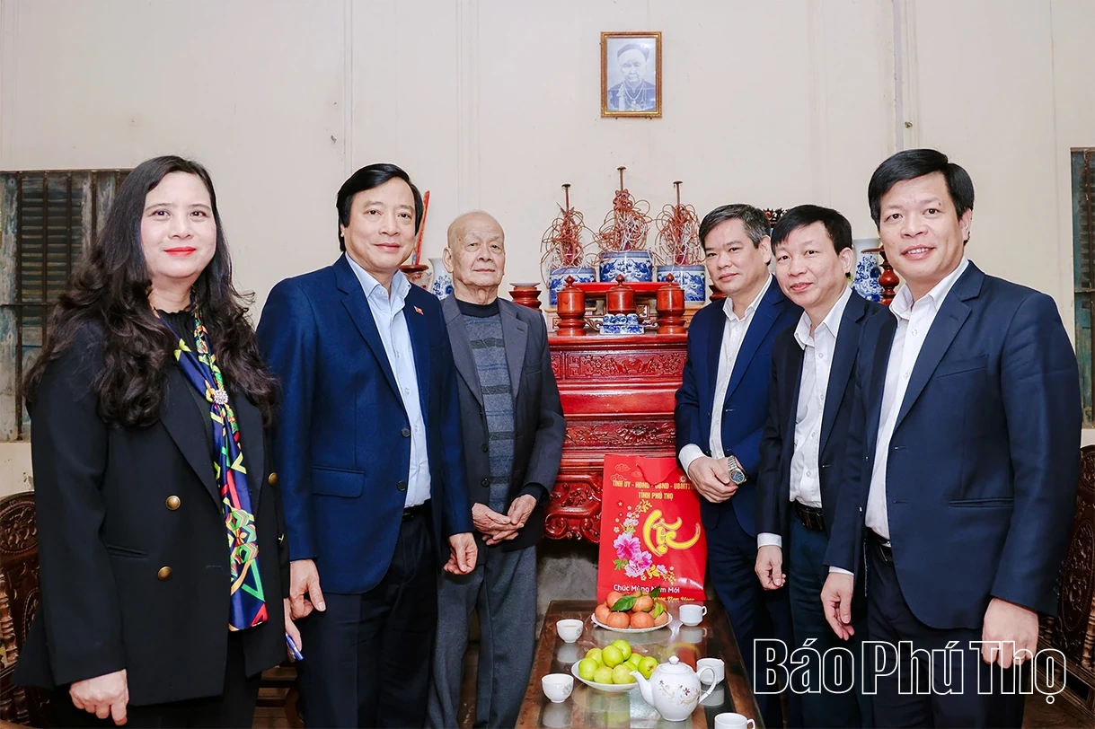 Ph&oacute; B&iacute; thư Tỉnh ủy Nguyễn Mạnh Sơn thăm, tặng qu&agrave; Tết người c&oacute; c&ocirc;ng tại x&atilde; L&acirc;m Thao