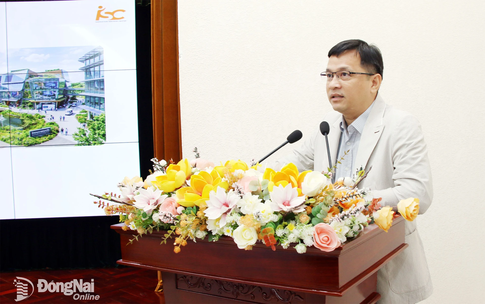 Ông Lâm Nguyễn Hải Long, Chủ tịch Hội Tin học Thành phố Hồ Chí Minh chia sẻ tham luận tại tọa đàm. Ảnh: Hải Quân