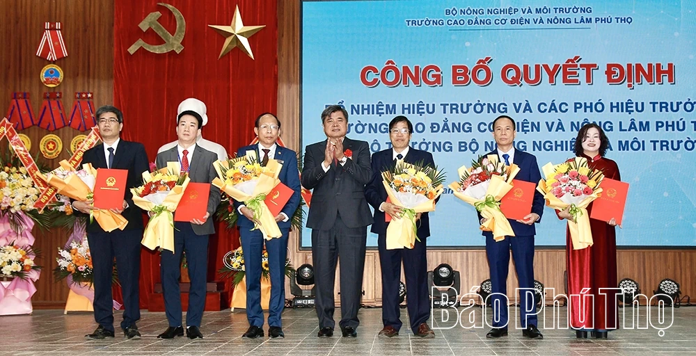 Lễ C&ocirc;ng bố quyết định về tổ chức c&aacute;n bộ Trường Cao đẳng Cơ điện v&agrave; N&ocirc;ng L&acirc;m Ph&uacute; Thọ