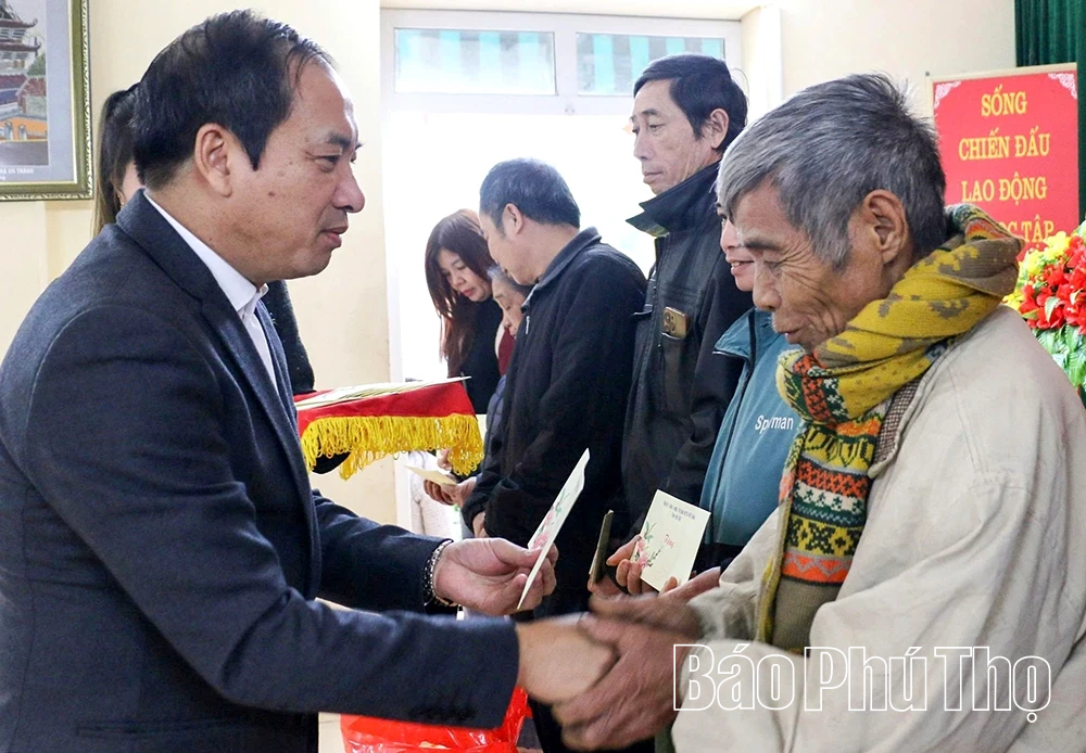 Trưởng Ban Tuy&ecirc;n gi&aacute;o v&agrave; D&acirc;n vận Tỉnh ủy Lương Đức Minh tặng qu&agrave; Tết tại phường Kỳ Sơn