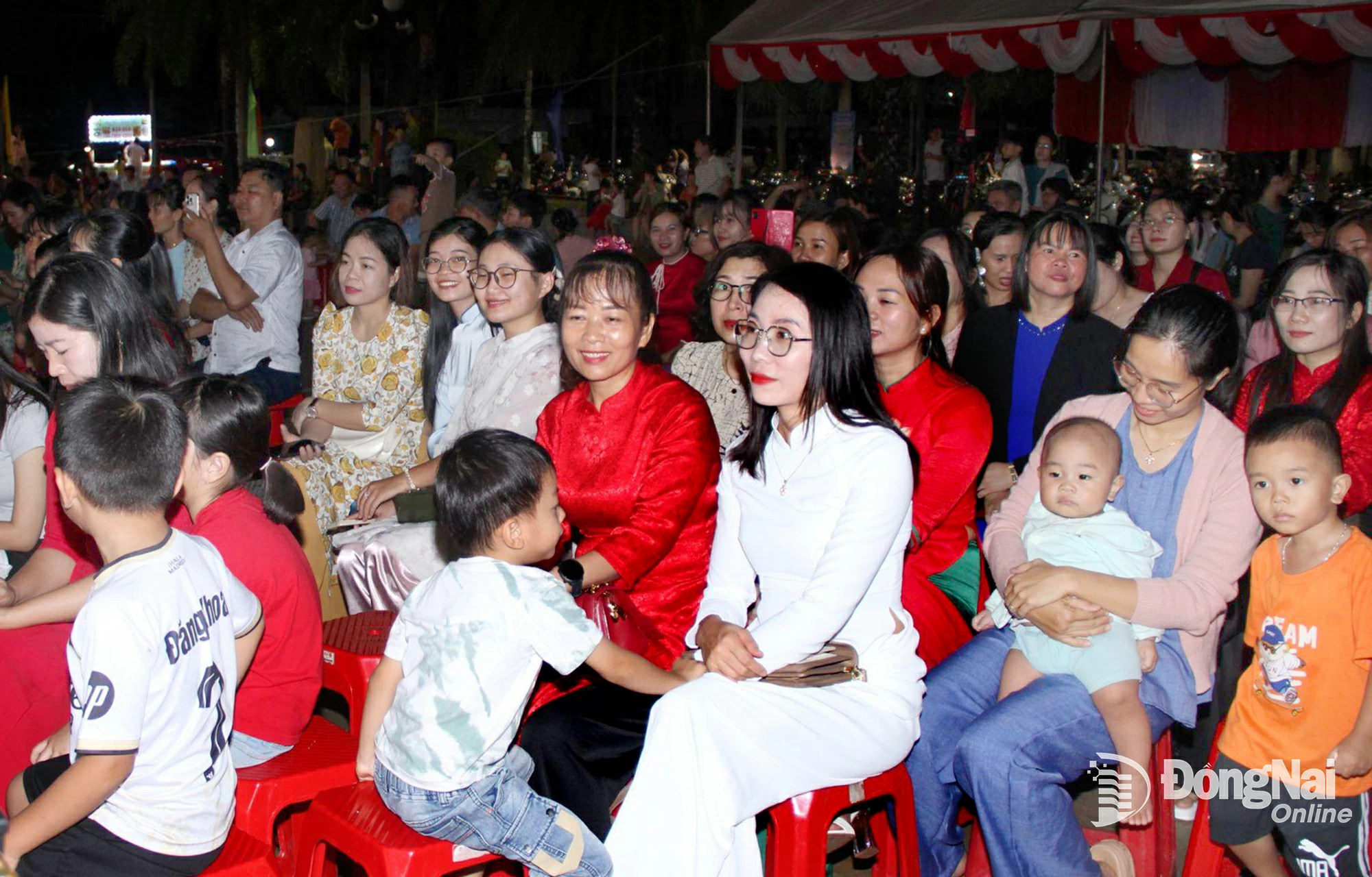 Các đại biểu và đông đảo người dân dự chương trình nghệ thuật “Đồng Nai rực sáng tương lai”. Ảnh: Như Nam