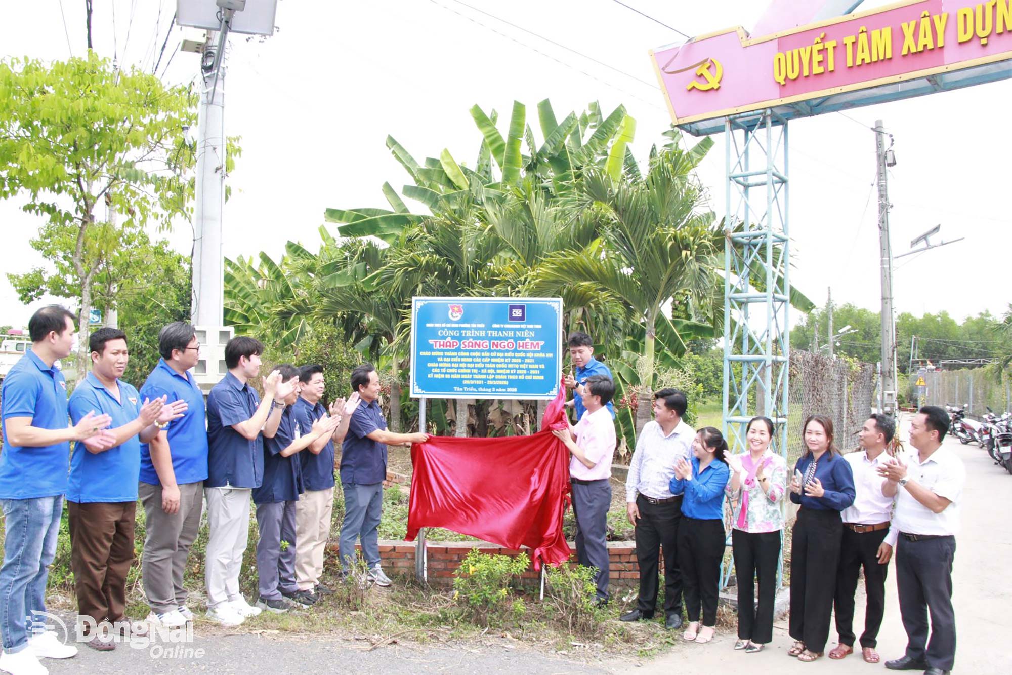 Đại diện cấp ủy, chính quyền, Ủy ban MTTQ Việt Nam phường, Đoàn phường Tân Triều và Công ty TNHH Changshin Việt Nam thực hiện nghi thức khánh thành công trình thanh niên. Ảnh: Nga Sơn