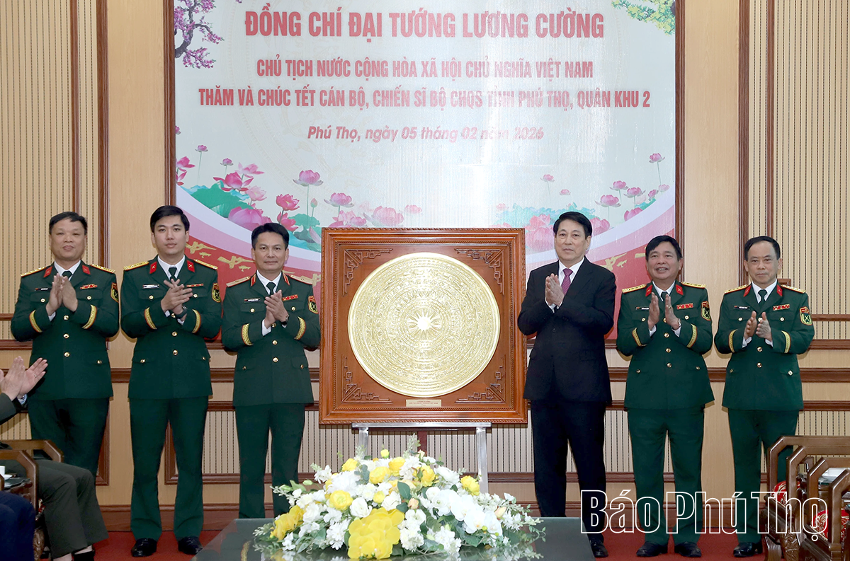 Chủ tịch nước Lương Cường thăm, tặng qu&agrave; v&agrave; ch&uacute;c Tết tại Ph&uacute; Thọ