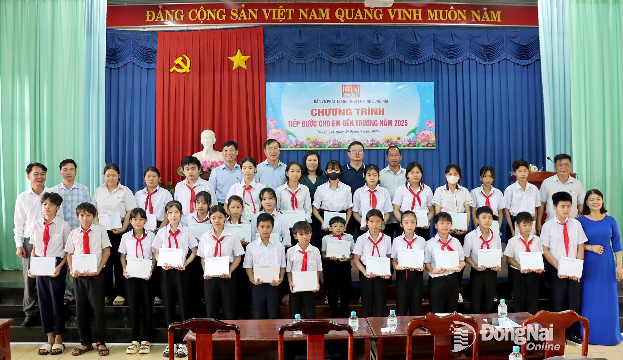 Các em học sinh có hoàn cảnh khó khăn của xã Thuận Lợi nhận học bổng và quà từ chương trình. Ảnh: Thanh Mảng