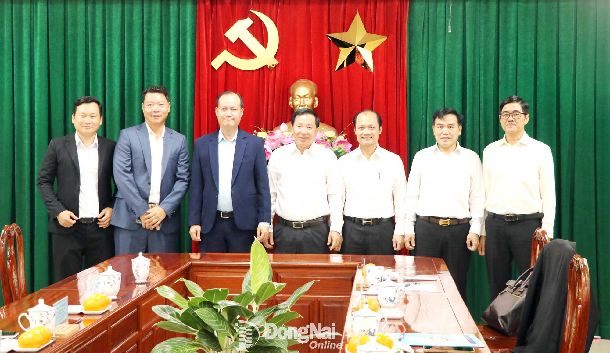 Lãnh đạo tỉnh Đồng Nai chụp ảnh lưu niệm cùng đại diện doanh nghiệp. Ảnh: Vương Thế