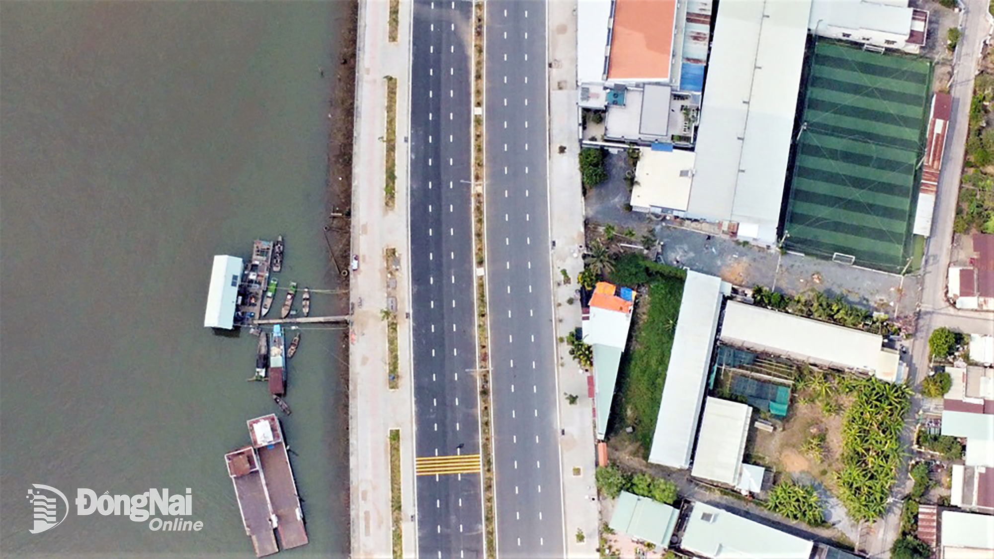 Đường ven s&ocirc;ng Đồng Nai c&oacute; chiều rộng 34m, quy m&ocirc; 6 l&agrave;n xe, dải ph&acirc;n c&aacute;ch giữa v&agrave; vỉa h&egrave; 2 b&ecirc;n. C&ugrave;ng với đ&oacute;, hệ thống chiếu s&aacute;ng, c&acirc;y xanh v&agrave; c&ocirc;ng vi&ecirc;n ven s&ocirc;ng cũng được đầu tư x&acirc;y dựng đồng bộ. Ảnh: Phạm T&ugrave;ng