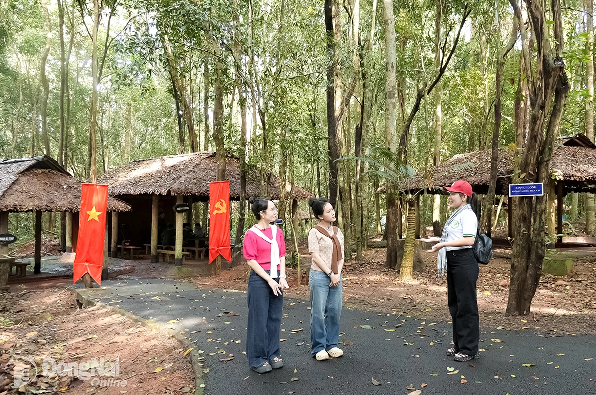 Chị Vũ Thị Mai Thi, hướng dẫn viên Khu Bảo tồn Thiên nhiên - Văn hóa Đồng Nai giới thiệu Căn cứ Khu ủy miền Đông Nam Bộ (giai đoạn 1961-1975). Ảnh: Tiến Dũng