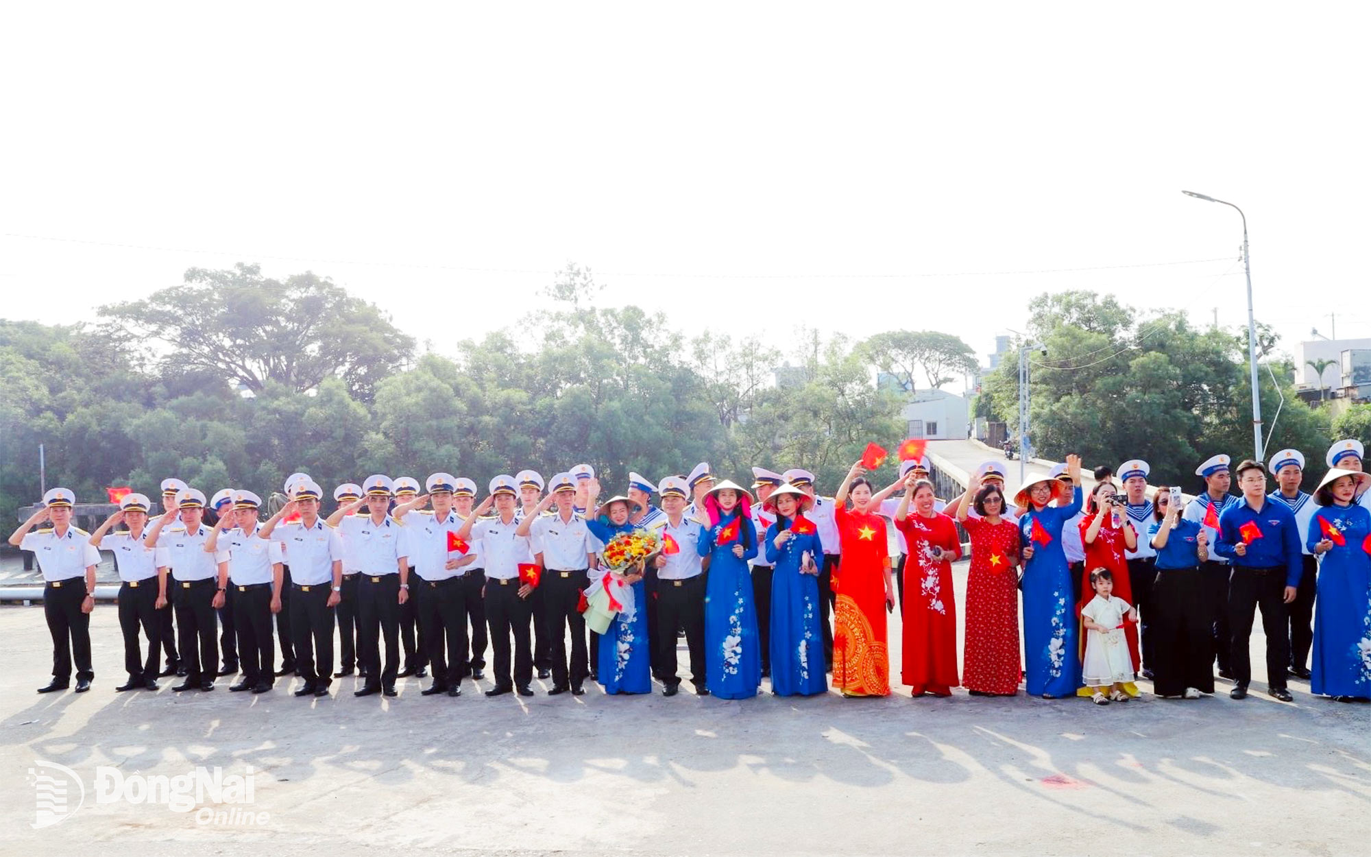 Đại biểu, l&atilde;nh đạo V&ugrave;ng 2 Hải qu&acirc;n tiễn đo&agrave;n c&ocirc;ng t&aacute;c. Ảnh: B&igrave;nh Nguy&ecirc;n