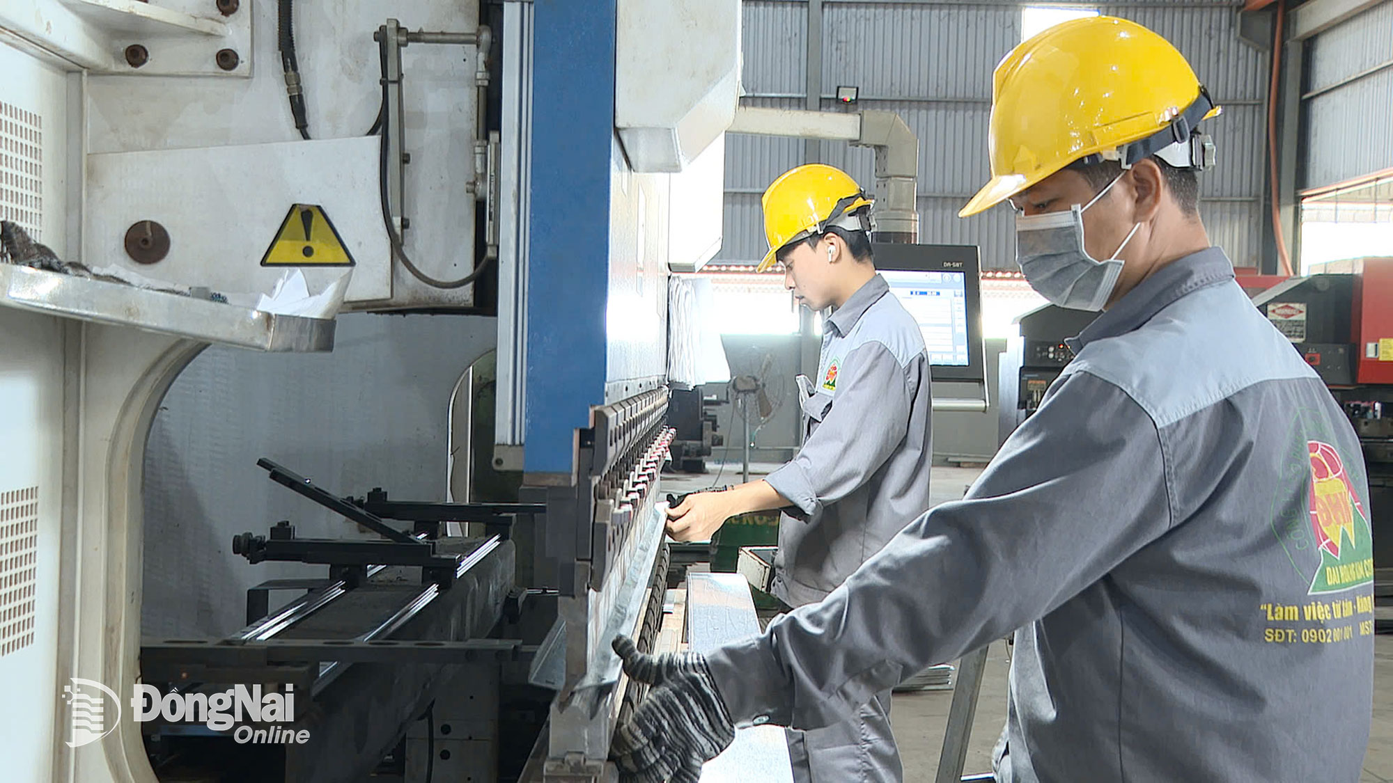 C&ocirc;ng ty cổ phần Sản xuất m&aacute;y m&oacute;c tự động h&oacute;a Đại Ho&agrave;ng Kim (ở x&atilde; B&igrave;nh T&acirc;n) l&agrave; một trong số &iacute;t doanh nghiệp tự thiết kế, sản xuất v&agrave; ph&acirc;n phối hệ thống m&aacute;y chẻ hạt điều hiện đại nhất Việt Nam. Ảnh: Vương Thế