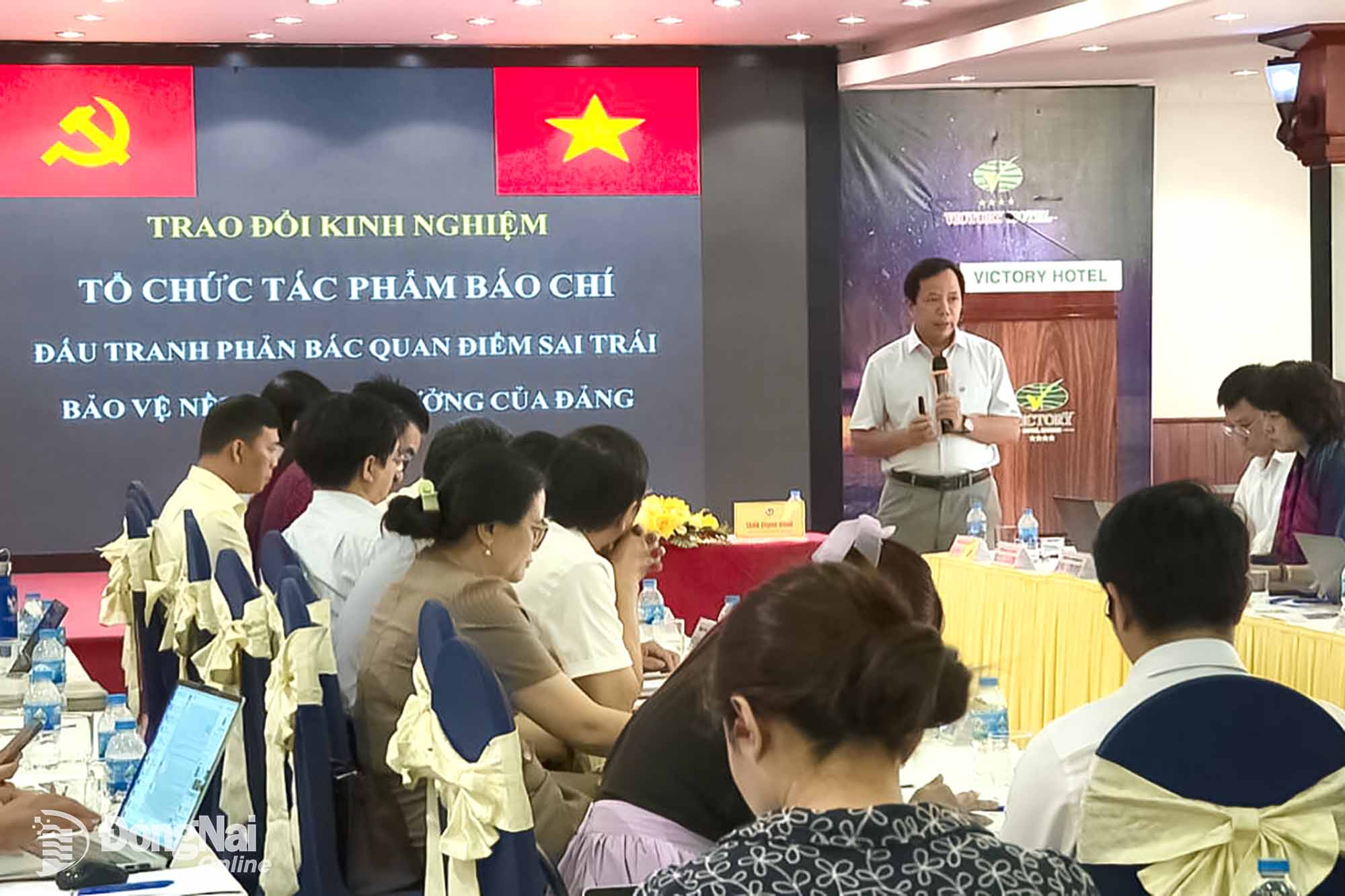 Đại tá, nhà báo Phan Tùng Sơn, Trưởng cơ quan đại diện Báo Quân đội nhân dân tại Thành phố Hồ Chí Minh trao đổi kinh nghiệm tổ chức tác phẩm báo chí  đấu tranh phản bác các quan điểm sai trái, bảo vệ nền tảng tư tưởng của Đảng. Ảnh: Cẩm Liên    