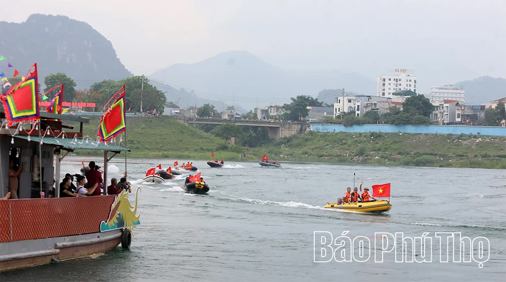 Mãn nhãn màn biểu diễn cano hơi nước tại Lễ cầu ngư