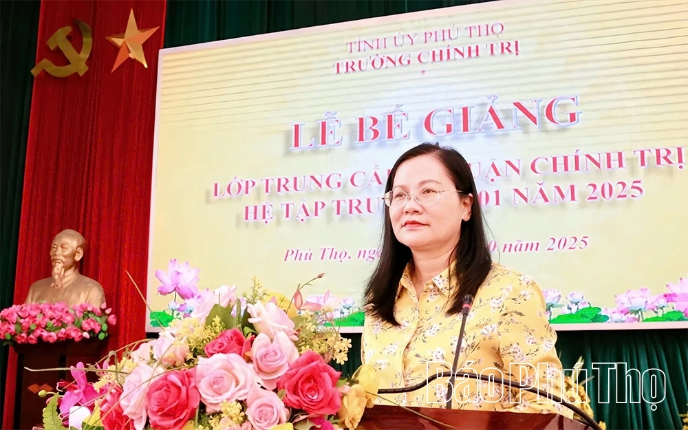 Bế giảng Lớp Trung cấp lý luận chính trị hệ tập trung A25.01