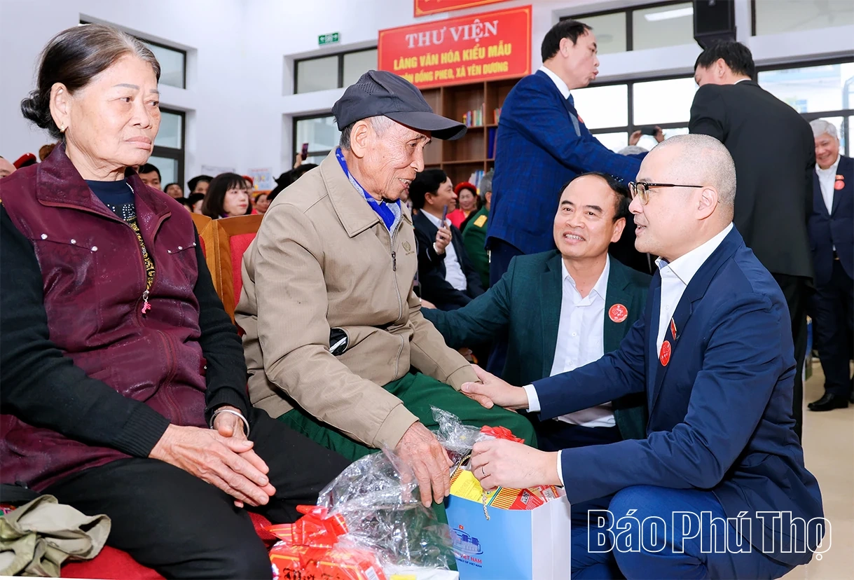 Phó Chủ tịch Thường trực Quốc hội Đỗ Văn Chiến trao quà Tết cho gia đình chính sách, người có hoàn cảnh khó khăn tại xã Đạo Trù