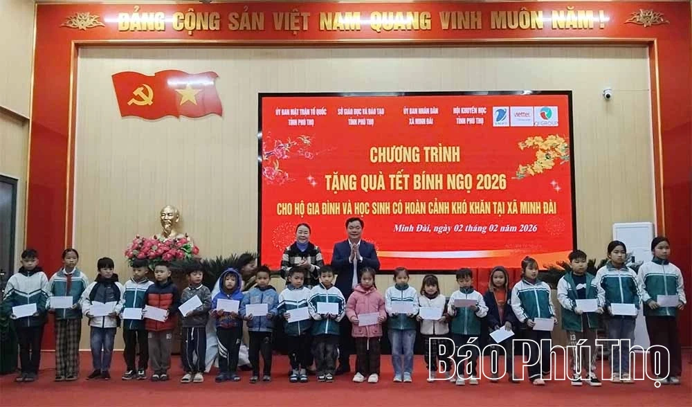 Trao qu&agrave; Tết cho hộ ngh&egrave;o v&agrave; học sinh ngh&egrave;o x&atilde; Minh Đ&agrave;i v&agrave; T&acirc;n Pheo