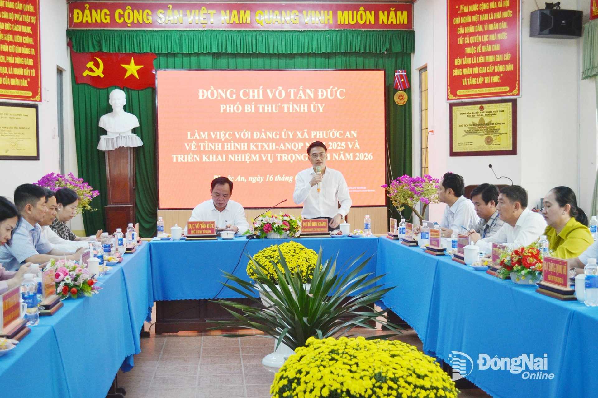 B&iacute; thư Đảng ủy, Chủ tịch HĐND x&atilde; Phước An Đỗ Huy Kh&aacute;nh trao đổi tại buổi l&agrave;m việc. Ảnh: Phương Hằng&nbsp;