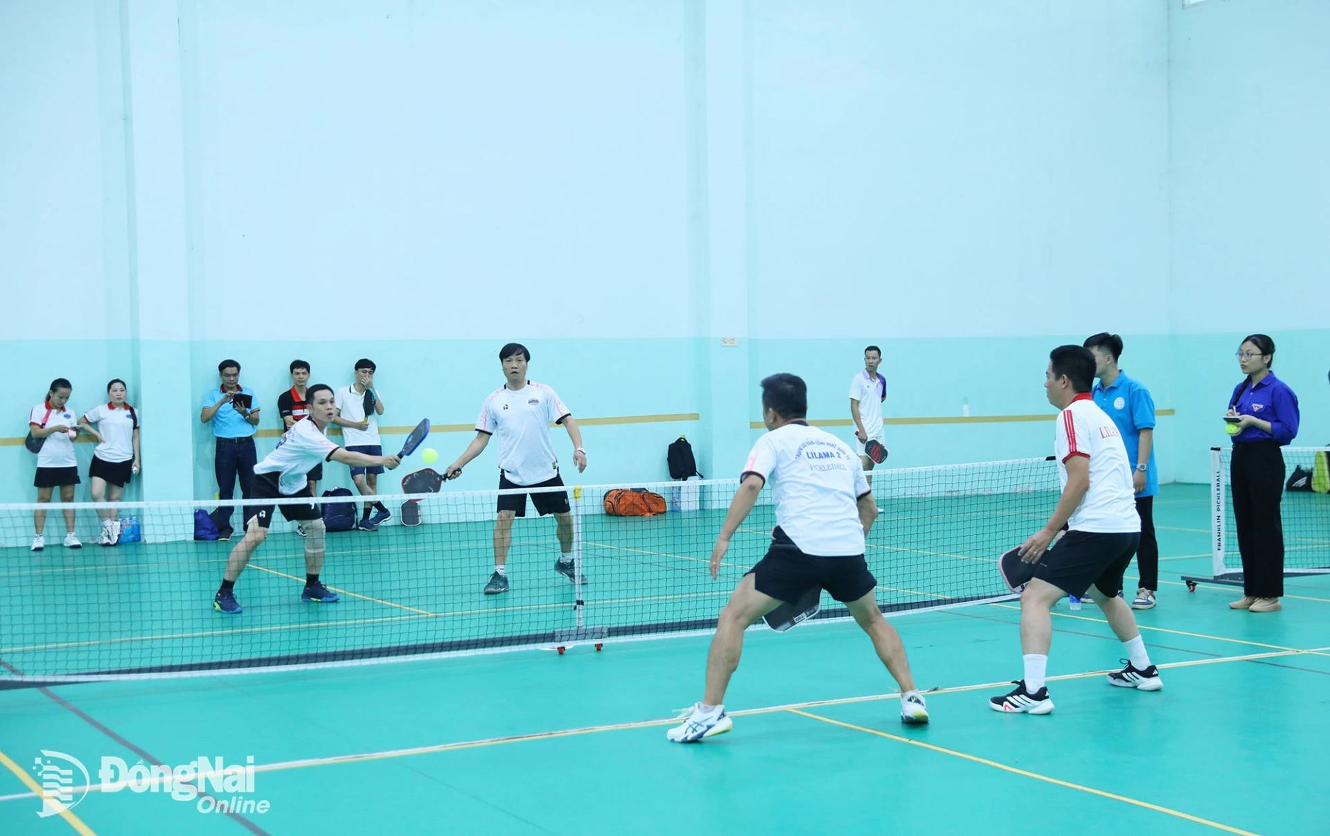 Các vận động viên thi đấu nội dung đôi nam môn pickleball. Ảnh: Huy Anh  