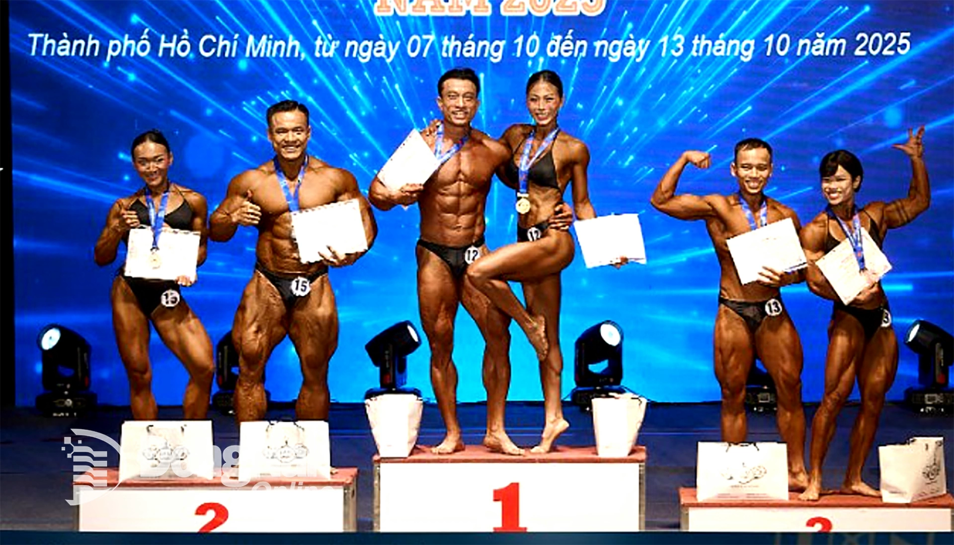 Cặp vận động viên Đồng Nai Tạ Thị Ngọc Bích - Phạm Ngọc Sỹ giành huy chương vàng Thể hình Bodybuilding đôi nam nữ đến 52kg. Ảnh chụp màn hình