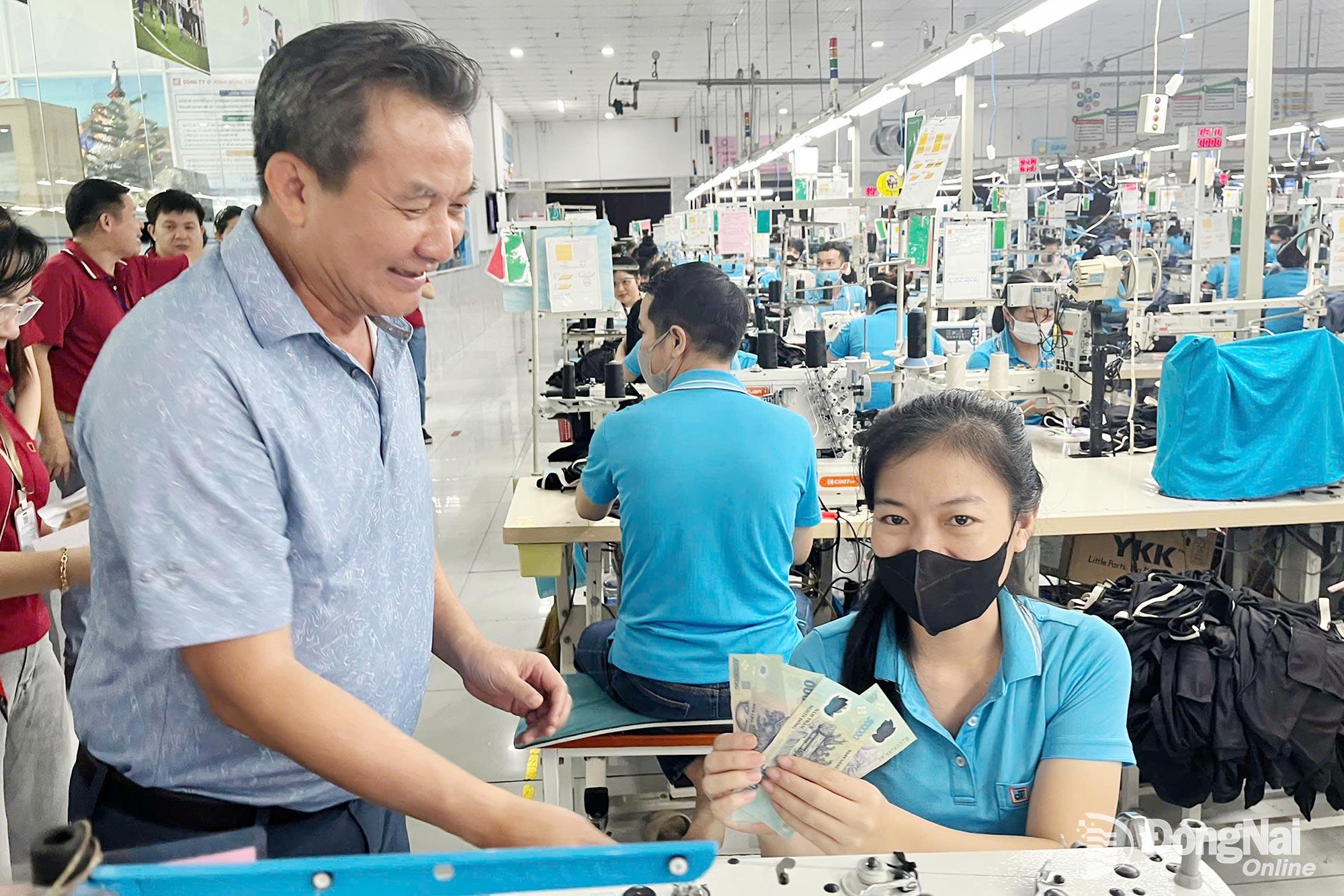 L&atilde;nh đạo C&ocirc;ng ty cổ phần Đồng Tiến (Khu c&ocirc;ng nghiệp Amata, phường Long B&igrave;nh)&nbsp;khen thưởng c&ocirc;ng nh&acirc;n ho&agrave;n th&agrave;nh kế hoạch sản xuất năm 2025. Ảnh: CĐ