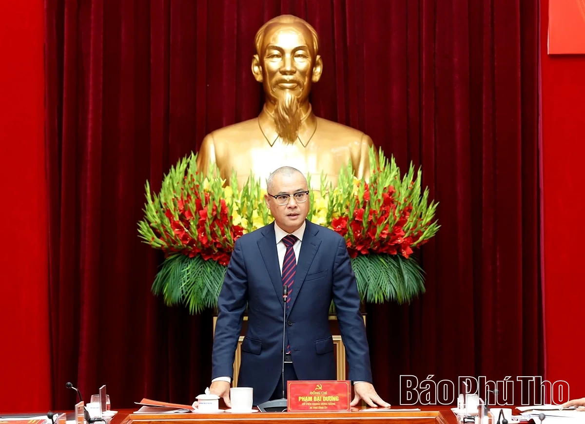 Trao Huy hiệu Đảng tặng Thiếu tướng Nguyễn Đ&igrave;nh Cương