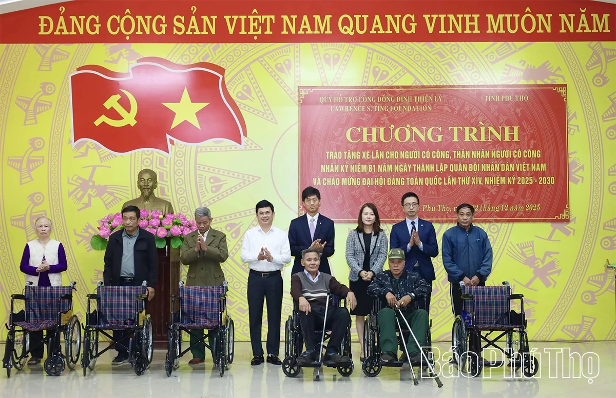 Trao tặng xe lăn cho người c&oacute; c&ocirc;ng v&agrave; th&acirc;n nh&acirc;n người c&oacute; c&ocirc;ng với c&aacute;ch mạng