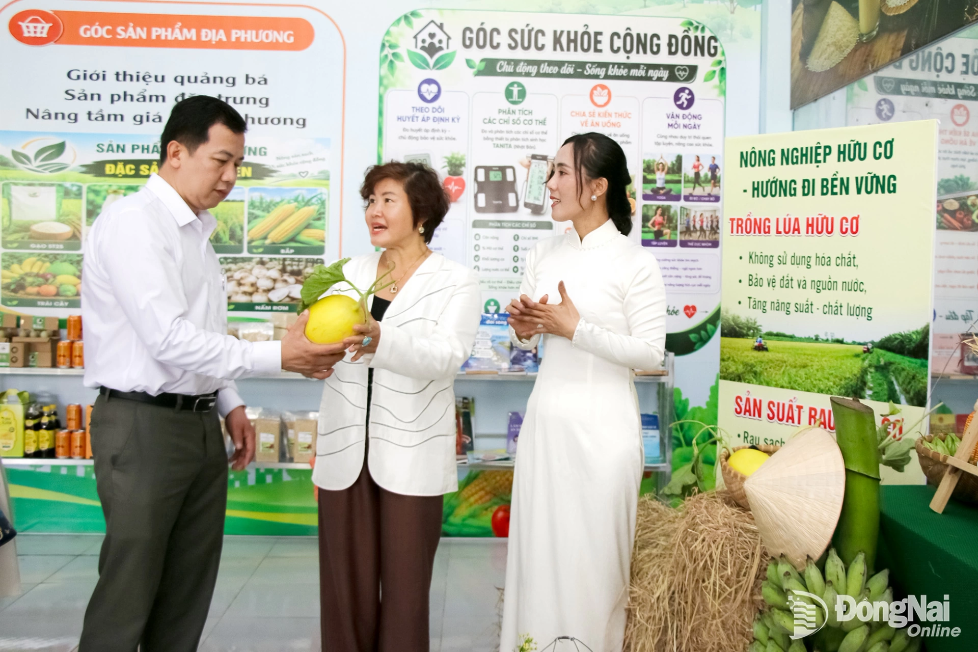 Bí thư Đảng ủy, Chủ tịch HĐND xã Xuân Phú Lại Thế Thông tham quan các gian trưng bày tại điểm đổi mới sáng tạo ấp Xuân Tiến (xã Xuân Phú).