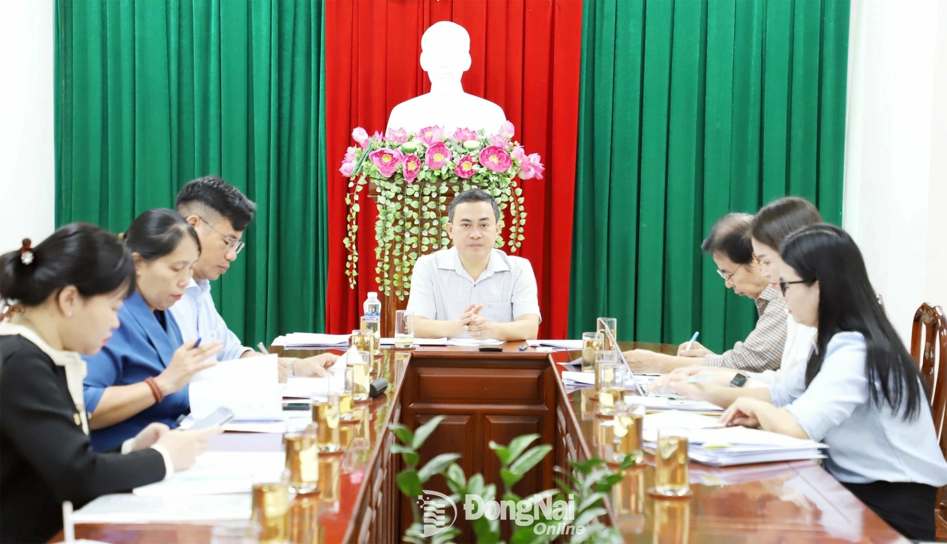 Ủy viên Ban Thường vụ Tỉnh ủy, Phó Chủ tịch UBND tỉnh Đồng Nai Lê Trường Sơn chủ trì buổi làm việc về xét tặng Giải thưởng Văn học nghệ thuật năm 2025. Ảnh: My Ny