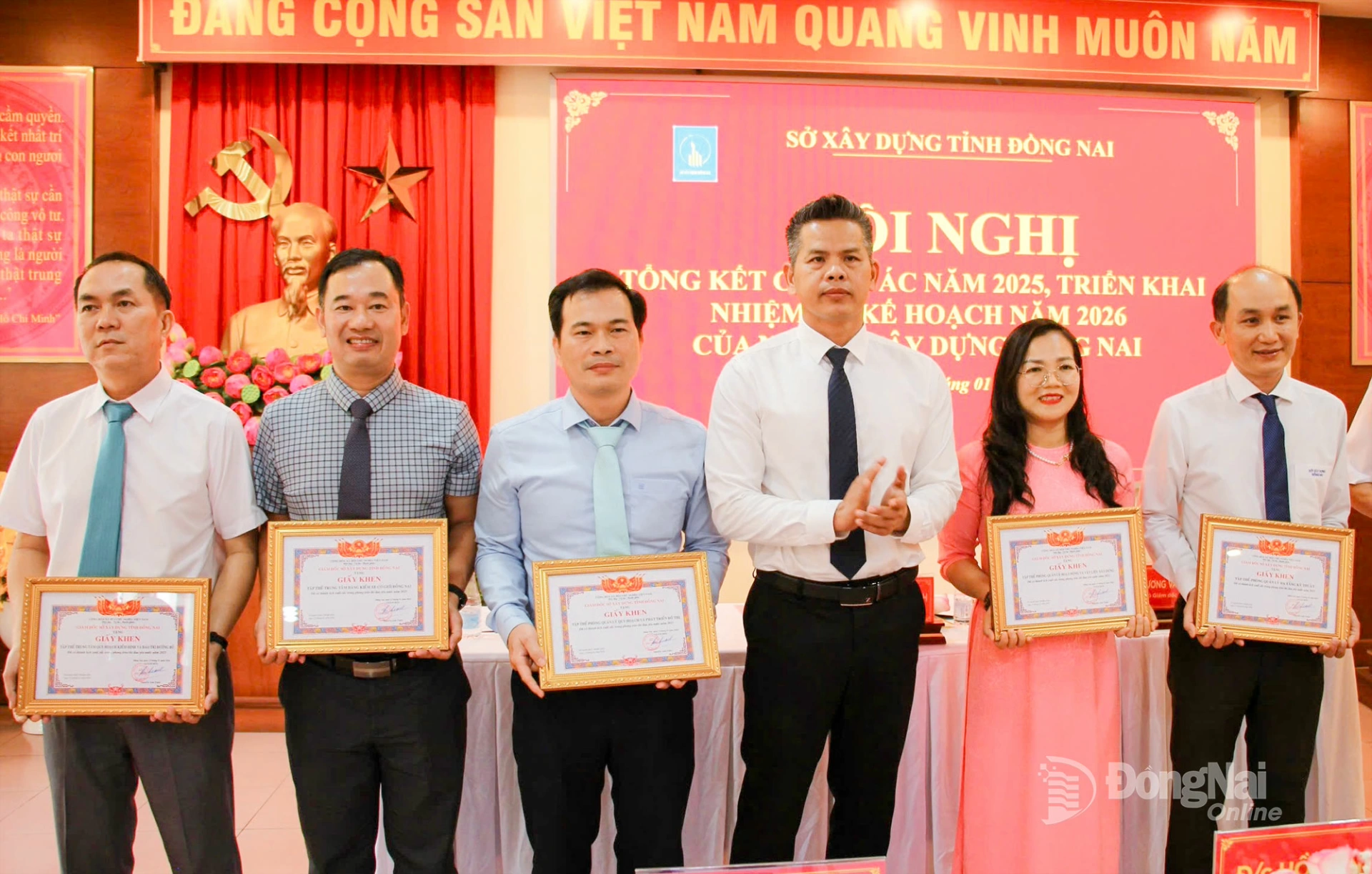 Sở X&acirc;y dựng tỉnh Đồng Nai khen thưởng c&aacute;c tập thể c&oacute; th&agrave;nh t&iacute;ch xuất sắc trong năm 2025. Ảnh: Ho&agrave;ng Lộc