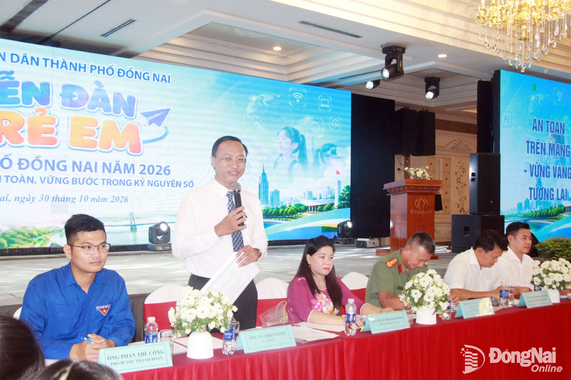Tiến sĩ tâm lý Vũ Thiện Toàn định hướng, giải đáp những nội dung được trẻ em trao đổi tại diễn đàn. Ảnh: Nga Sơn