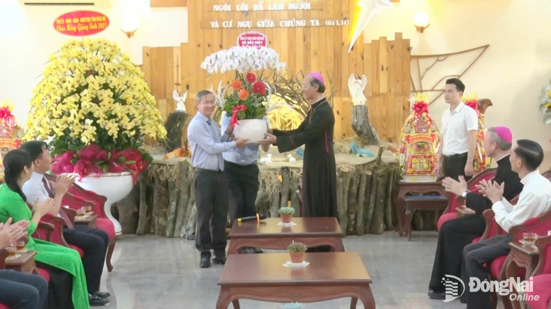 Tỉnh ủy viên, Bí thư Đảng ủy, Chủ tịch HĐND xã Cao Tiến Sỹ tặng hoa chúc mừng Giáng sinh tại Tòa giám mục Xuân Lộc. Ảnh: Nhật Quang  