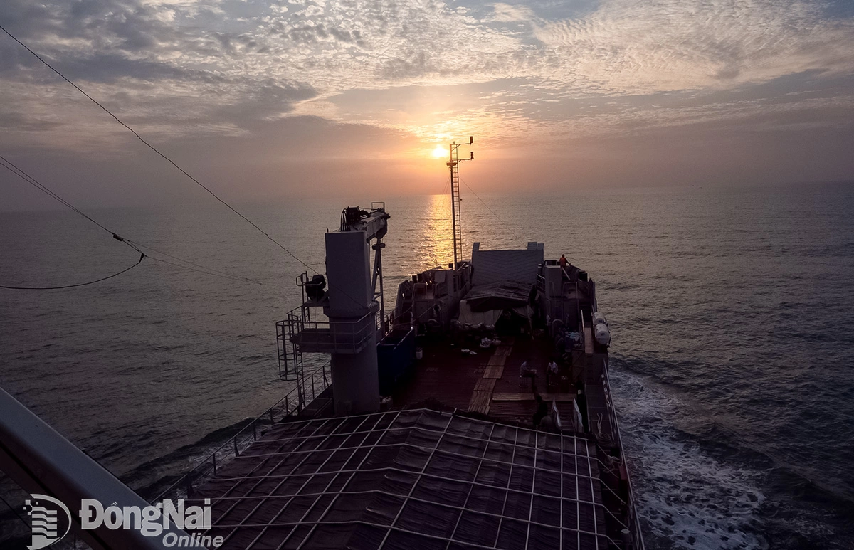 T&agrave;u Hải qu&acirc;n 527 hướng về đảo H&ograve;n Khoai. Ảnh: Xu&acirc;n Lượng.