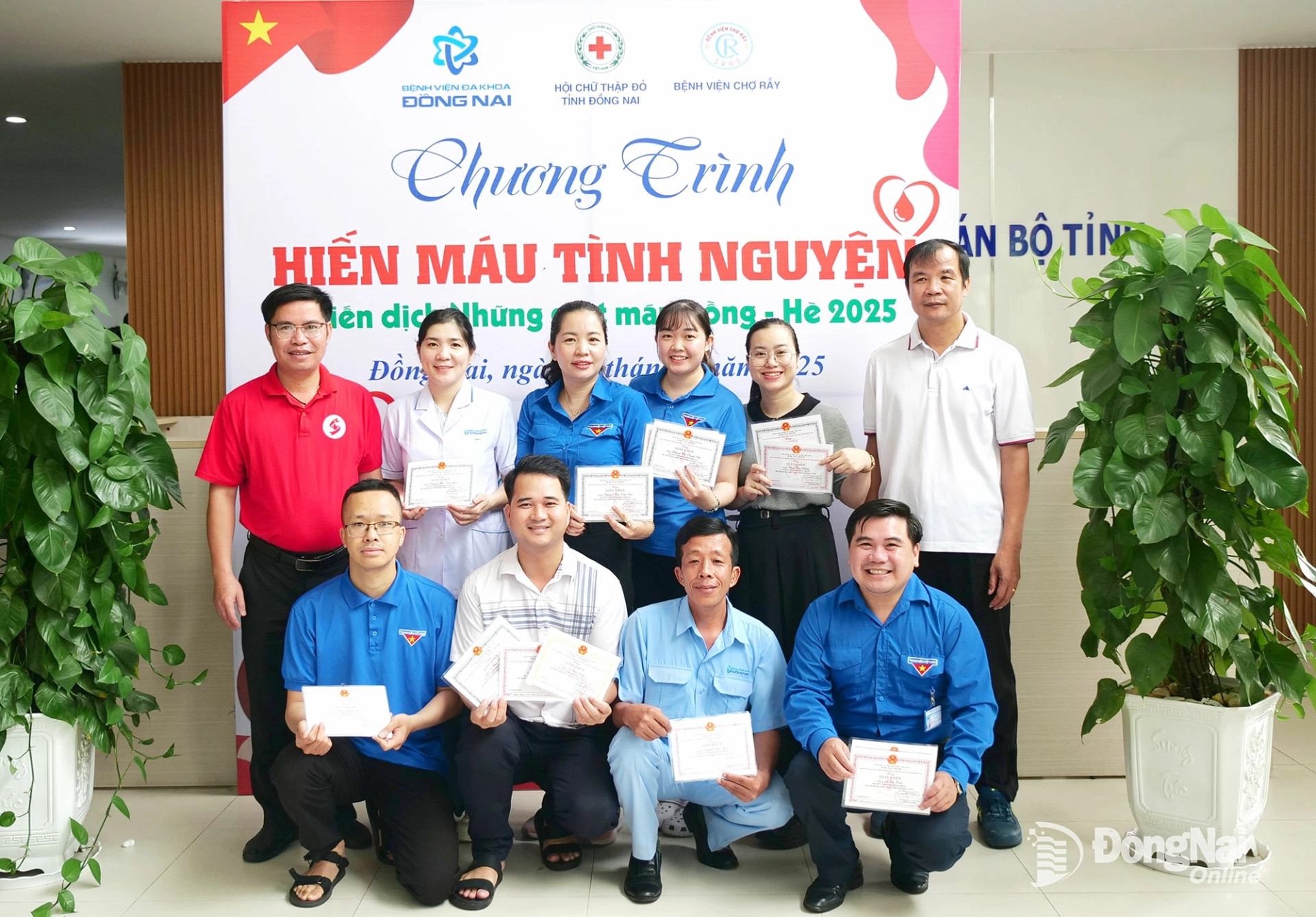 Phó Chủ tịch Hội Chữ thập đỏ tỉnh Đồng Nai Hà Trung Kiên (bìa trái) tặng giấy khen cho các cá nhân có nhiều lần hiến máu tình nguyện. Ảnh: Hạnh Dung