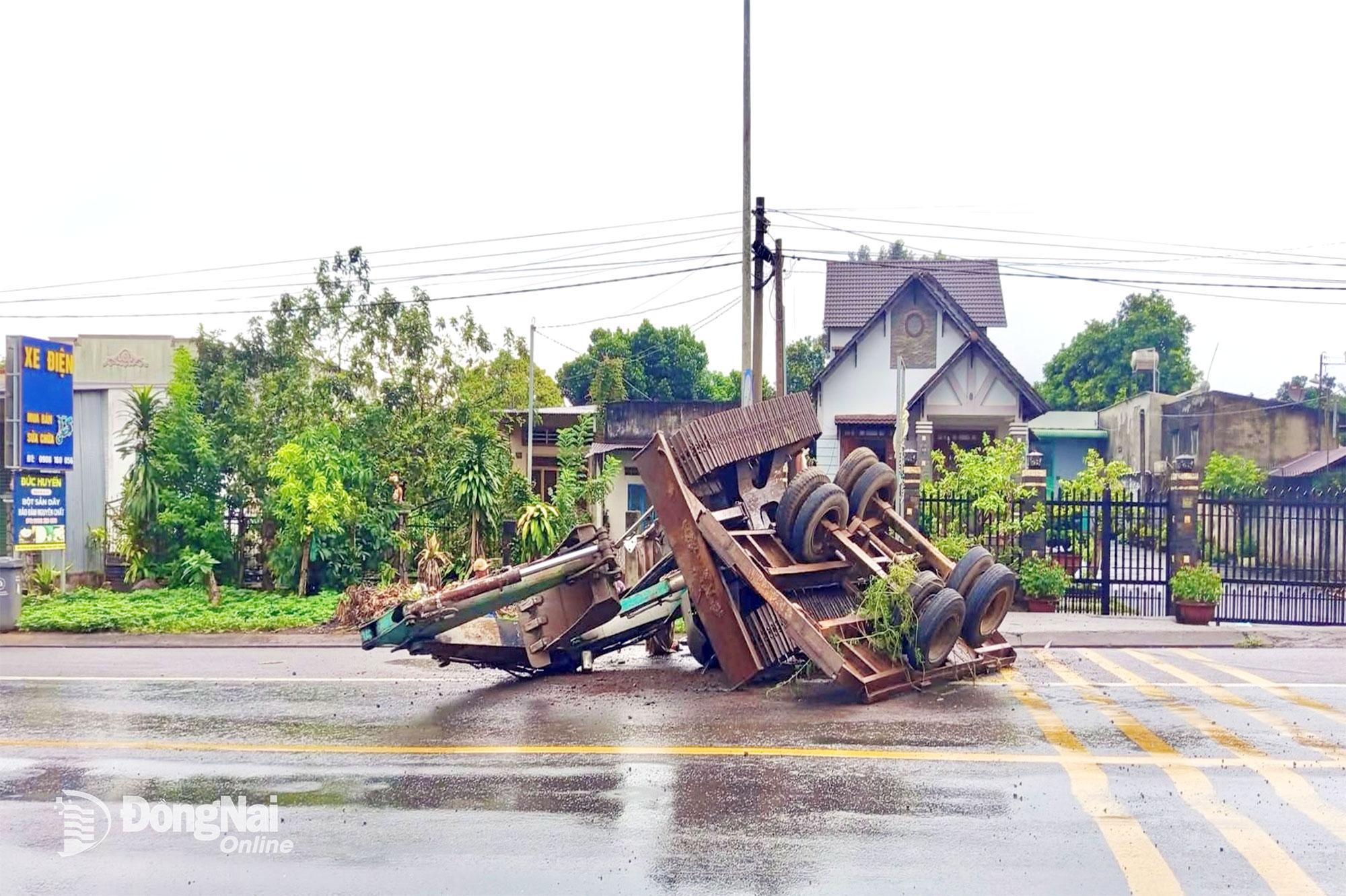 Xe máy cày chở theo máy xúc bị lật trên quốc lộ 20 đoạn qua xã Gia Kiệm, tỉnh Đồng Nai ngày 30-10. Ảnh: C.T.V