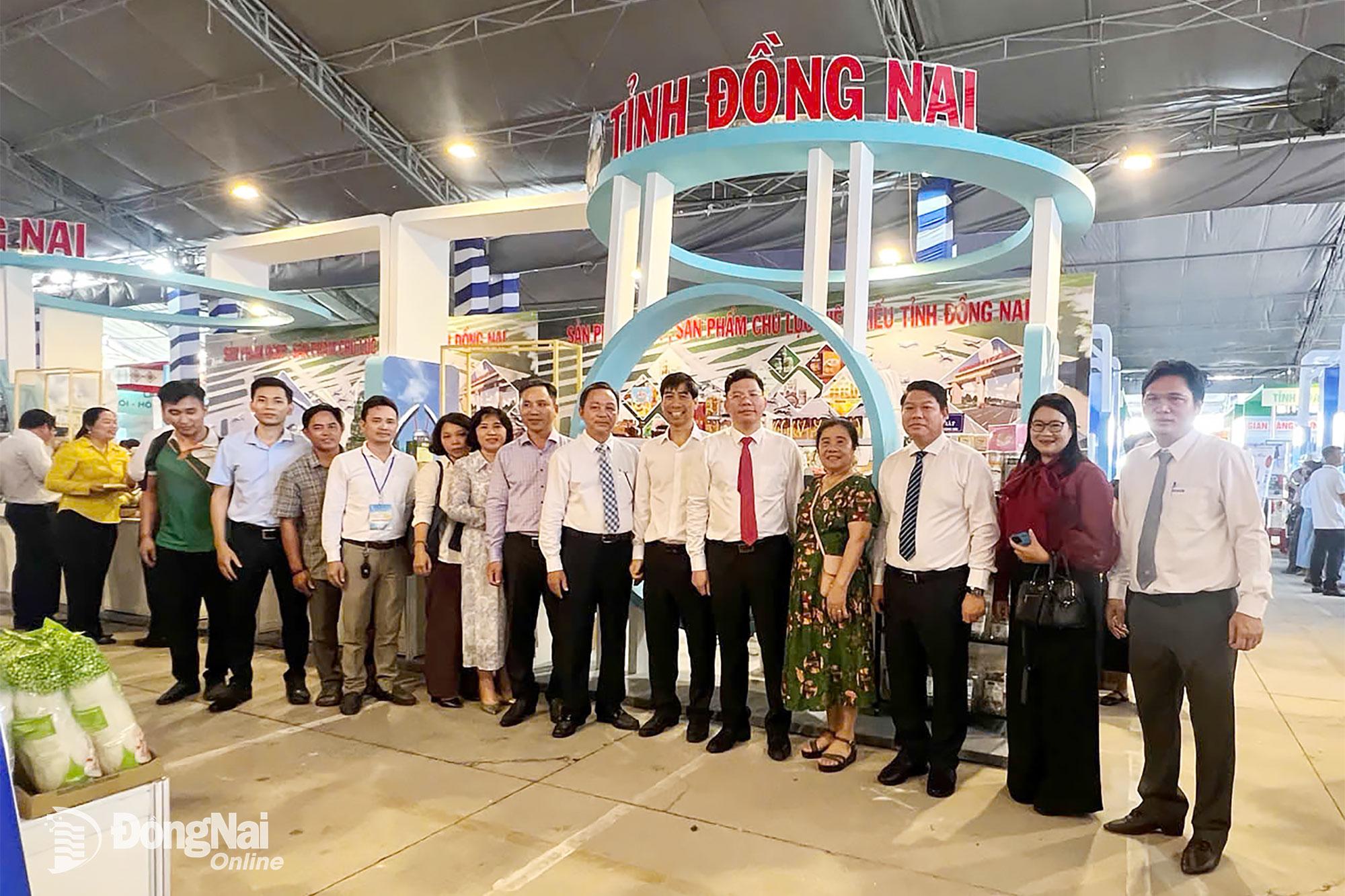 C&aacute;c đại biểu chụp ảnh ở gian h&agrave;ng chung của tỉnh Đồng Nai tại sự kiện. Ảnh: CTV