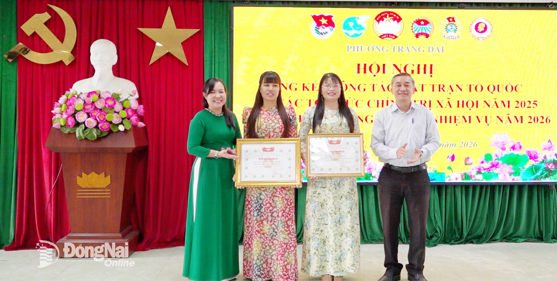 L&atilde;nh đạo Đảng ủy phường trao khen thưởng của Ủy ban MTTQ Việt Nam tỉnh cho 1 tập thể v&agrave; 1 c&aacute; nh&acirc;n c&oacute; th&agrave;nh t&iacute;ch xuất sắc. Ảnh: Xu&acirc;n Nương