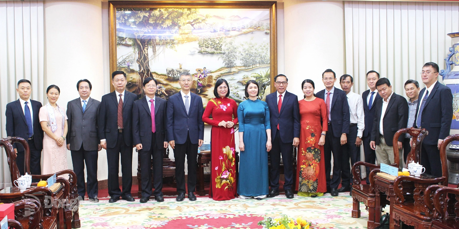 Các đại biểu chụp hình lưu niệm tại buổi làm việc. Ảnh: Hồ Thảo