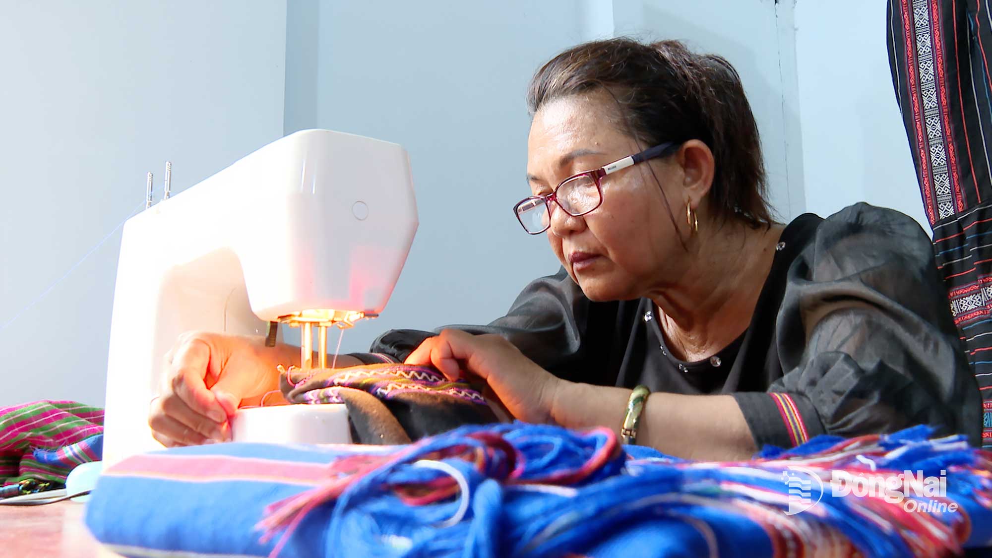 Bà Thị Giôn, người tiên phong trong sáng tạo các mẫu áo, váy từ vải thổ cẩm tại xã Tân Hưng. Ảnh: Từ Huy