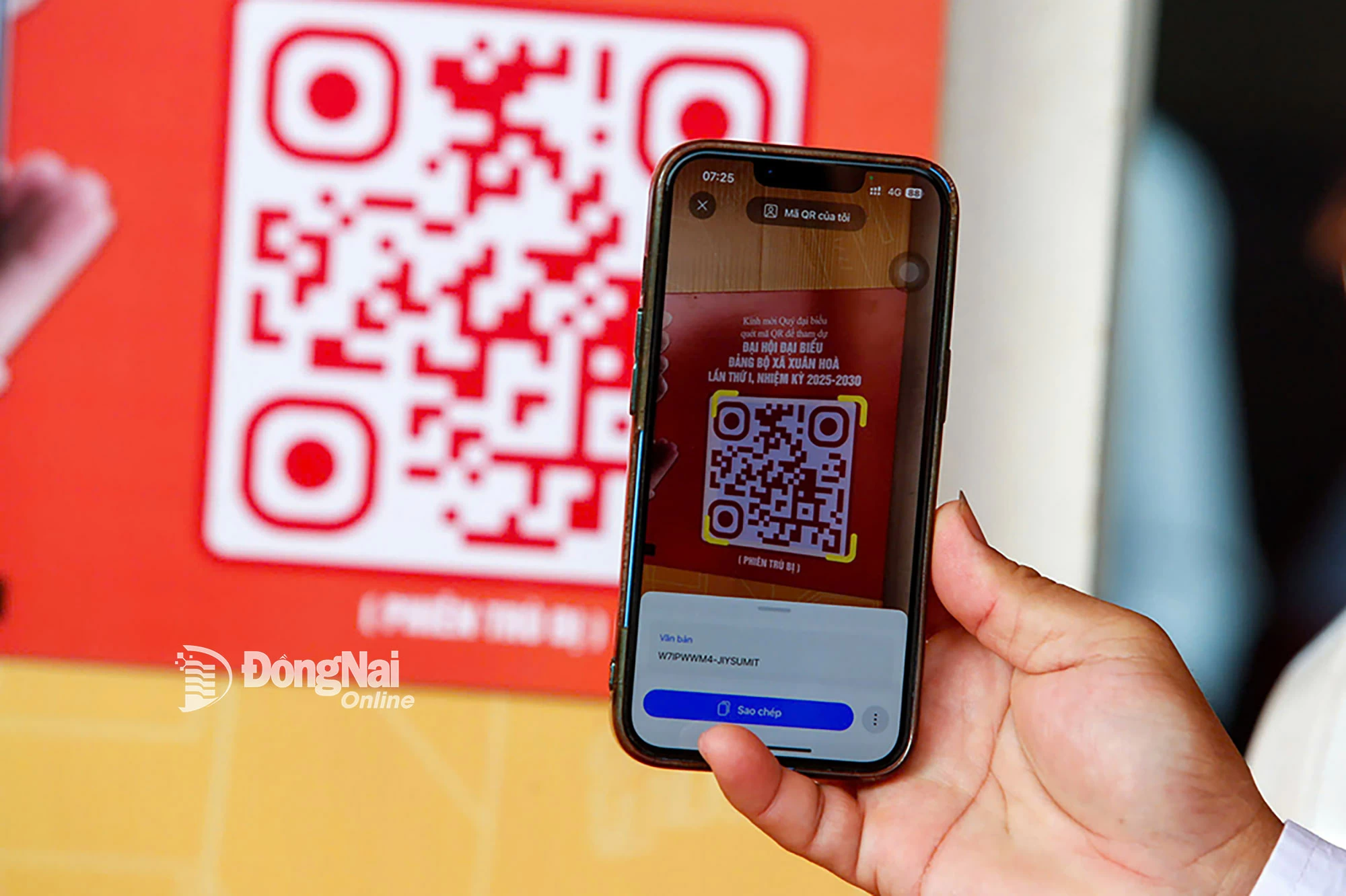 Ứng dụng được tích hợp trên cả Google Play và App Store, hỗ trợ đại biểu nhận tài liệu, gửi ý kiến góp ý một cách thuận tiện. Ảnh: ĐPCC