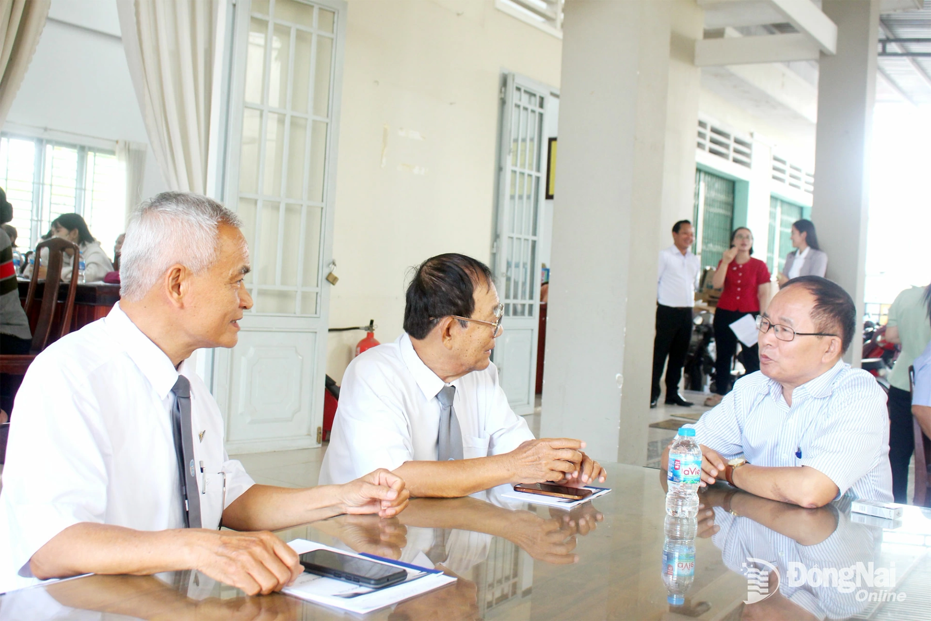 Các luật sư thuộc Đoàn Luật sư tỉnh Đồng Nai tư vấn cho người dân xã Phú Hòa (bìa phải) các vấn đề liên quan đến pháp luật về dân sự. Ảnh minh họa: Đoàn Phú