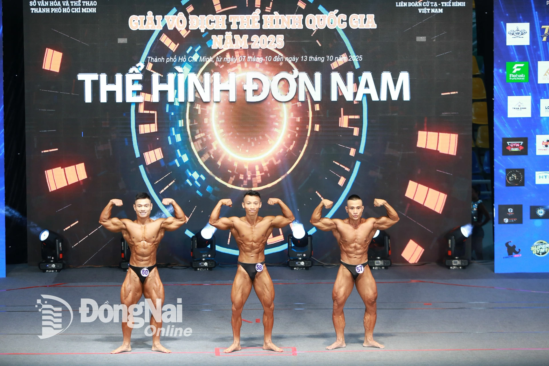 Vận động viên Hồ Công Hoài Long (số 57, bìa phải) trong phần thi Thể hình Bodybuilding nam đến 55kg. Ảnh: Huy Anh