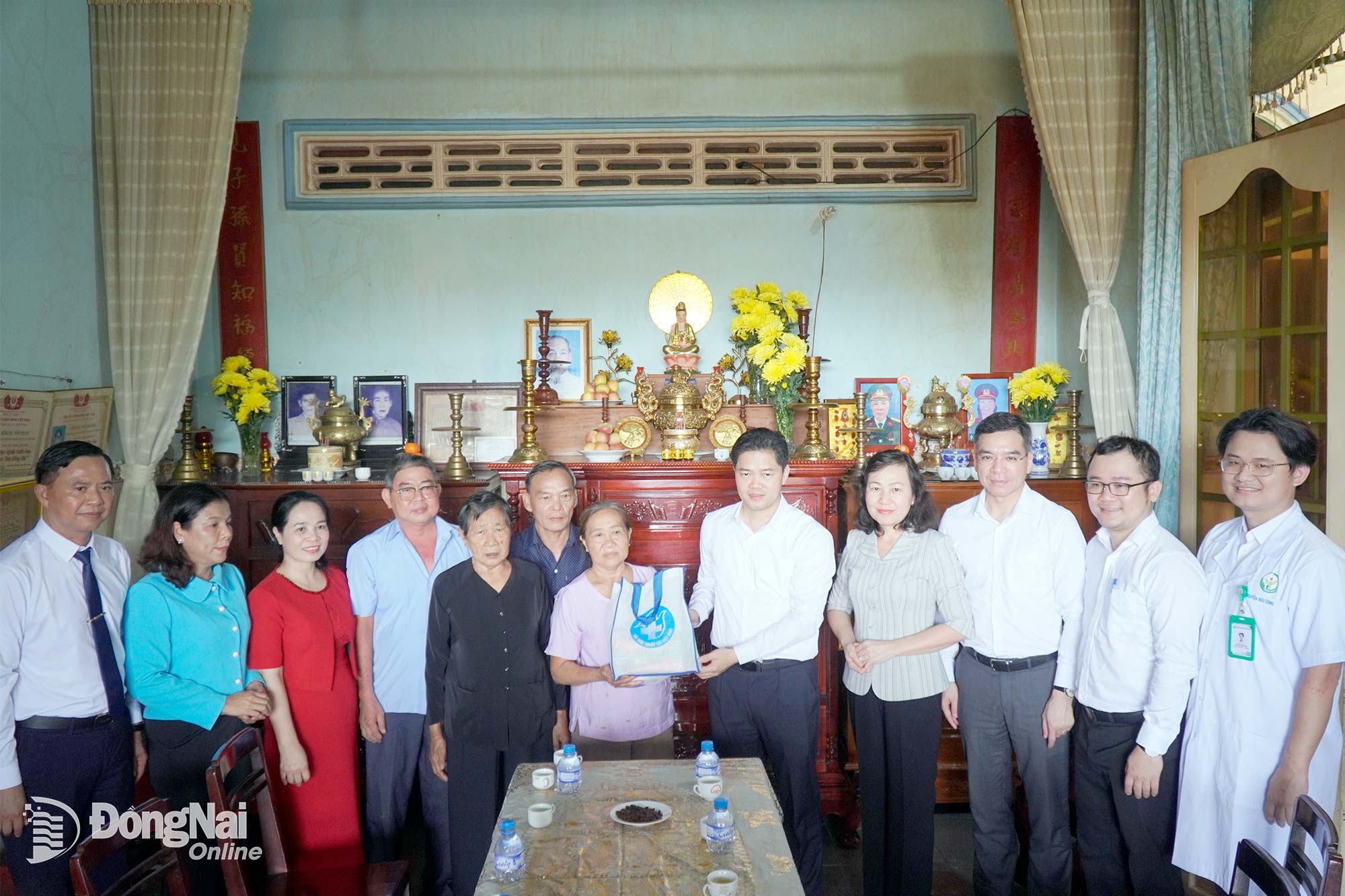 Đoàn công tác do Ủy viên dự khuyết Trung ương Đảng, Thứ trưởng Thường trực Bộ Y tế Vũ Mạnh Hà làm trưởng đoàn đã thăm hỏi gia đình có công với cách mạng trên địa bàn xã Phú Riềng. Ảnh: Vũ Nguyện    