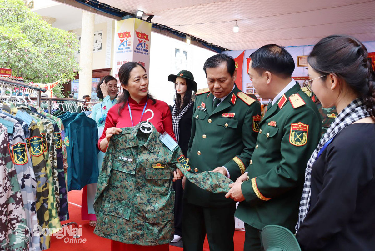 Thủ trưởng Quân khu 7 và đại biểu tham quan gian hàng trưng bày quân phục phục vụ nhiệm vụ A80. Ảnh: Nguyệt Hà