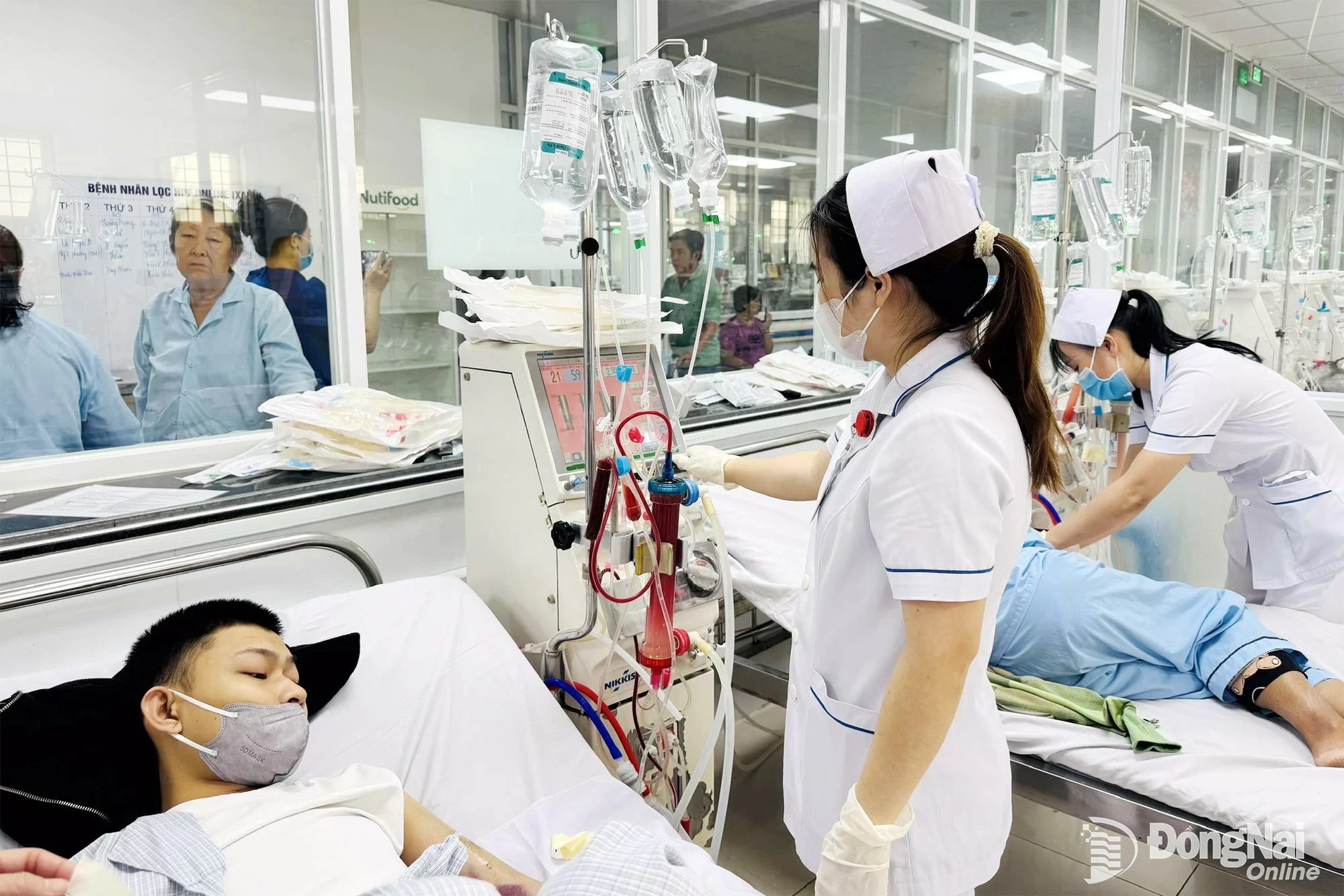 Điều dưỡng thực hiện kỹ thuật chạy thận nhân tạo tại Bệnh viện Đa khoa Thống Nhất Đồng Nai. Ảnh: Hạnh Dung