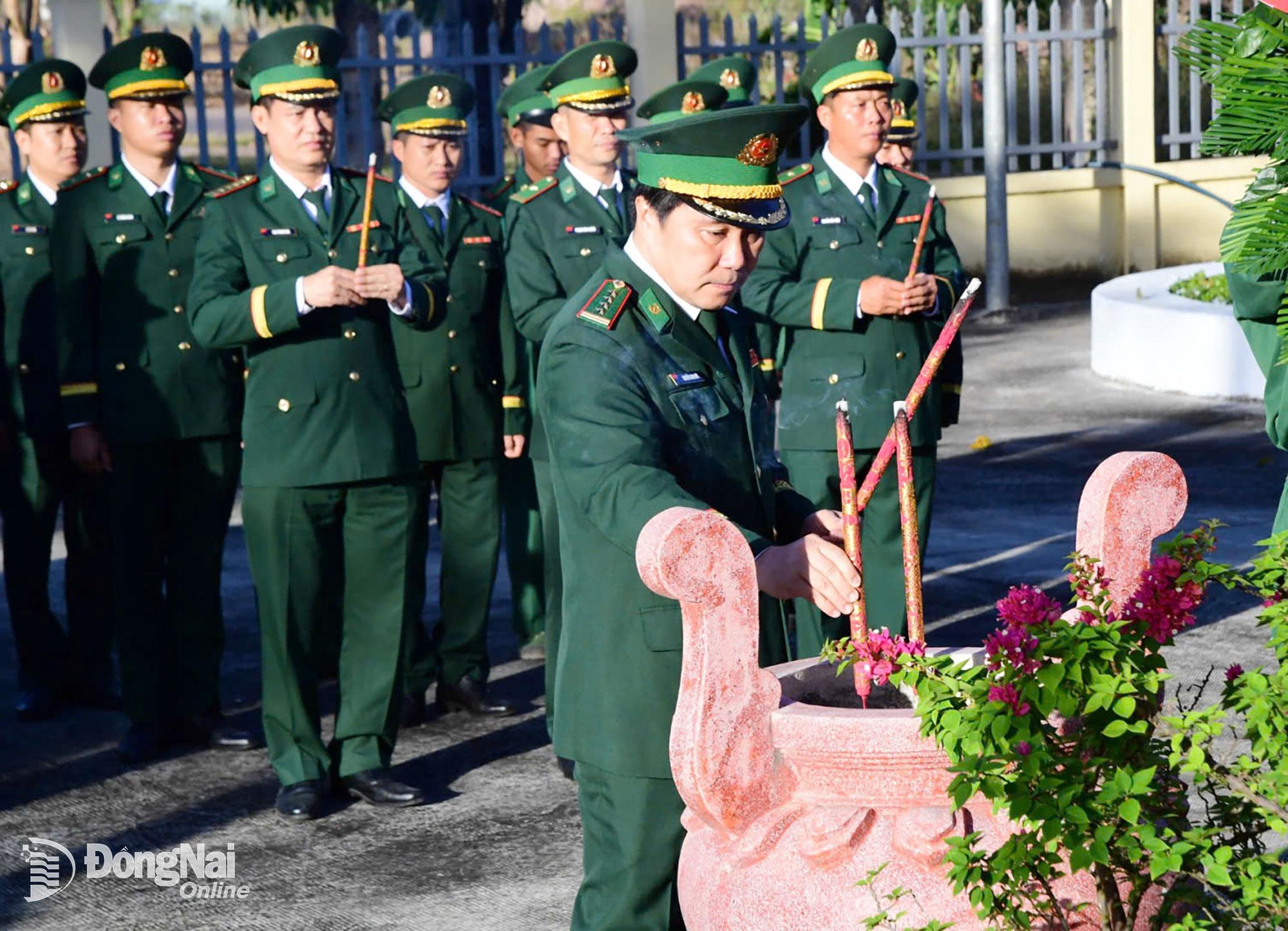 Đại t&aacute; Nguyễn Anh Đức, Ph&oacute; Chỉ huy trưởng Bộ Chỉ huy Qu&acirc;n sự tỉnh, Chỉ huy trưởng Ban Chỉ huy Bộ đội bi&ecirc;n ph&ograve;ng tỉnh Đồng Nai d&acirc;ng hương viếng liệt sĩ. Ảnh: Thanh T&uacute;  