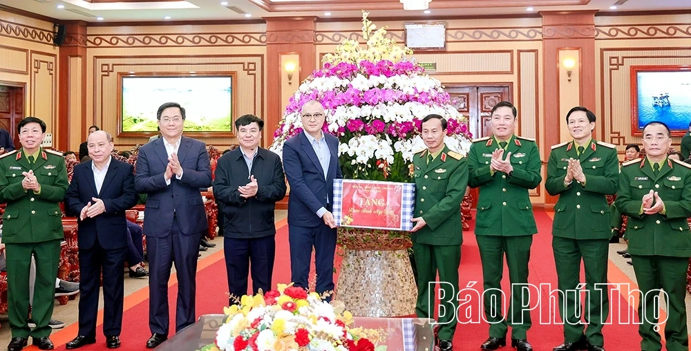 Trưởng Ban Tuyên giáo và Dân vận Trung ương Trịnh Văn Quyết và lãnh đạo tỉnh thăm, chúc Tết Bộ Tư lệnh Quân khu 2